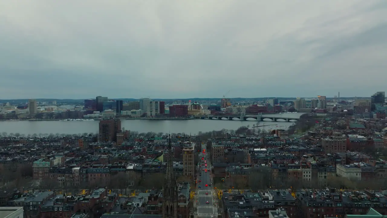 Los Reenvíos Vuelan Alto Por Encima De La Calle En El Barrio Urbano Casas De Apartamentos En El Distrito Residencial En La Orilla Del Río Charles Después Del Atardecer Boston Estados Unidos