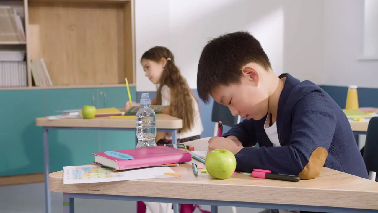 Seitenansicht Von Studenten Und Studentinnen Die Am Schreibtisch Im Englischen Klassenzimmer Sitzen