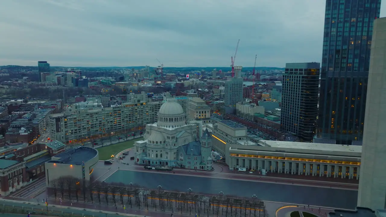 Luftrutsche Und Schwenk Der Ersten Christuskirche Mit Großer Kuppel Sakrales Wahrzeichen Das Den Modernen Wolkenkratzer In Der Innenstadt Umgibt Stadt In Der Dämmerung Boston USA