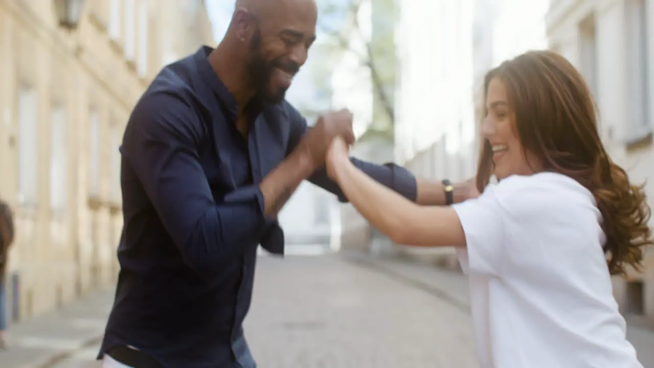 Nahaufnahme Eines Glücklichen Interrassischen Paares Das Bachata In Der Altstadtstraße Tanzt