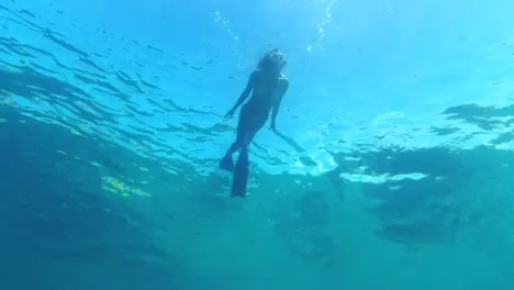 Frau Schwimmt Im Meer