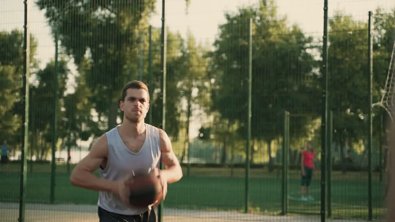 Fokussierter Gutaussehender Basketballspieler Der Den Ball Während Einer Trainingseinheit Auf Einem Basketballplatz Im Freien Empfängt Springt Und An Seinen Freund Weitergibt