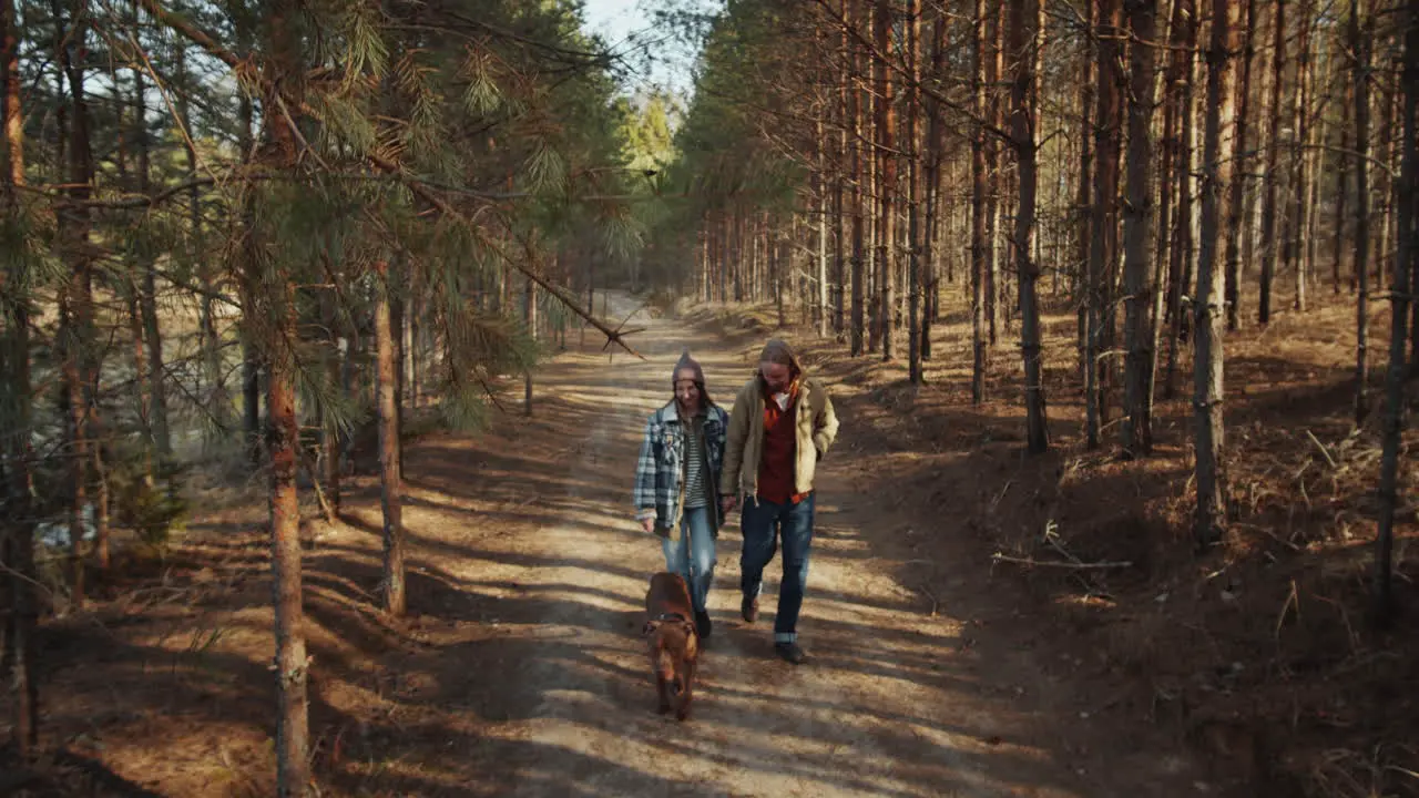 Paar Und Hund Gehen Am Frühlingstag Im Wald Spazieren