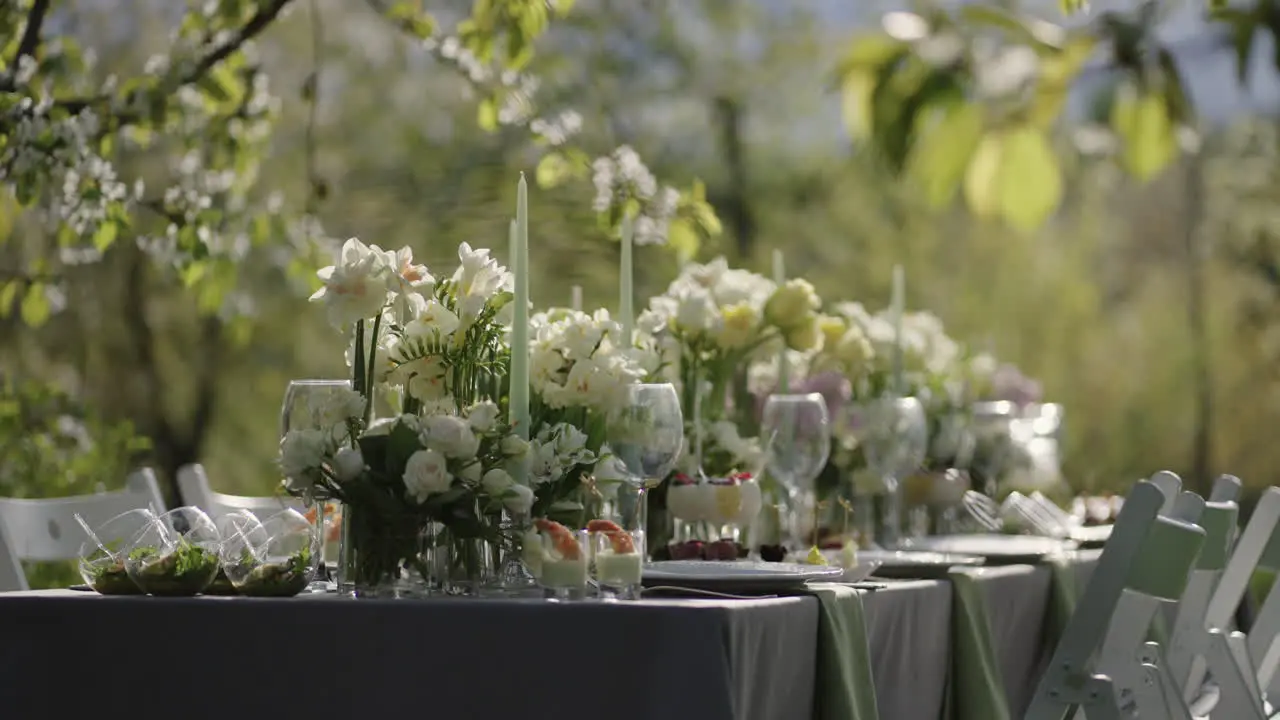 Romantisches Abendessen Im Blühenden Garten Im Frühling Blumen Auf Dem Tisch Familienveranstaltung Und Feier