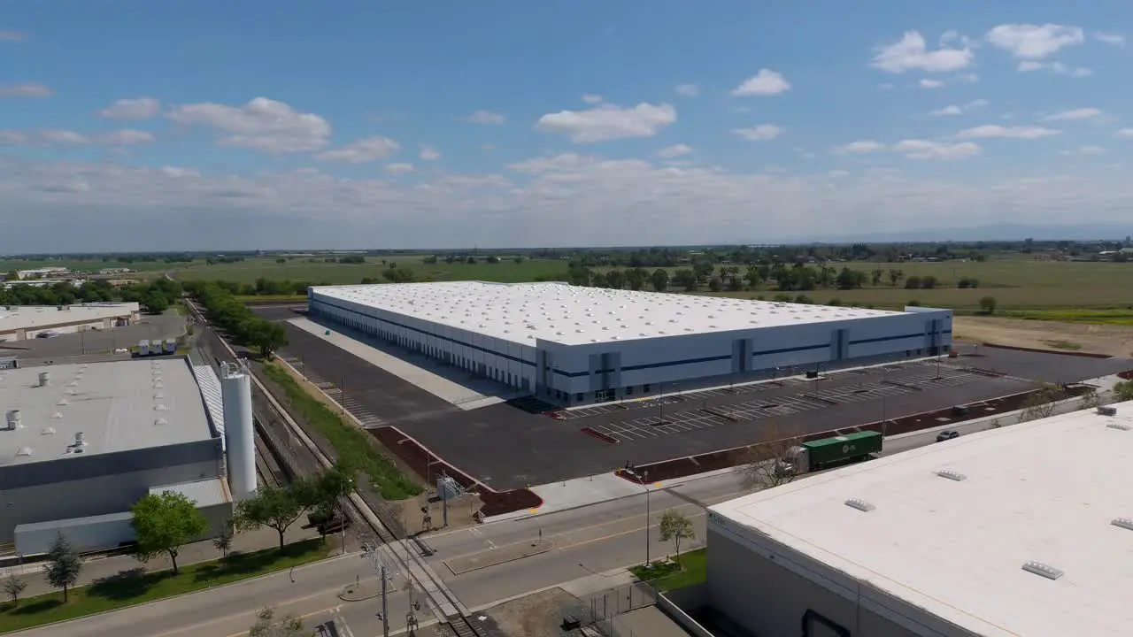 Diagonal aerial approach to new industrial commercial building