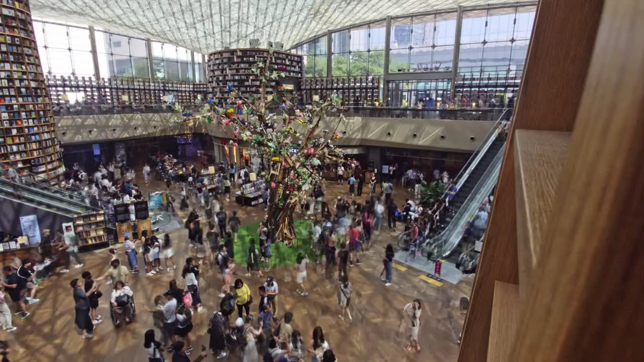 Timelapse of main library with lots of crowd movement