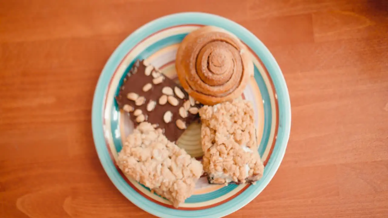 Close up Pieces of cake cinnamon roll and chocolate cake on a plate