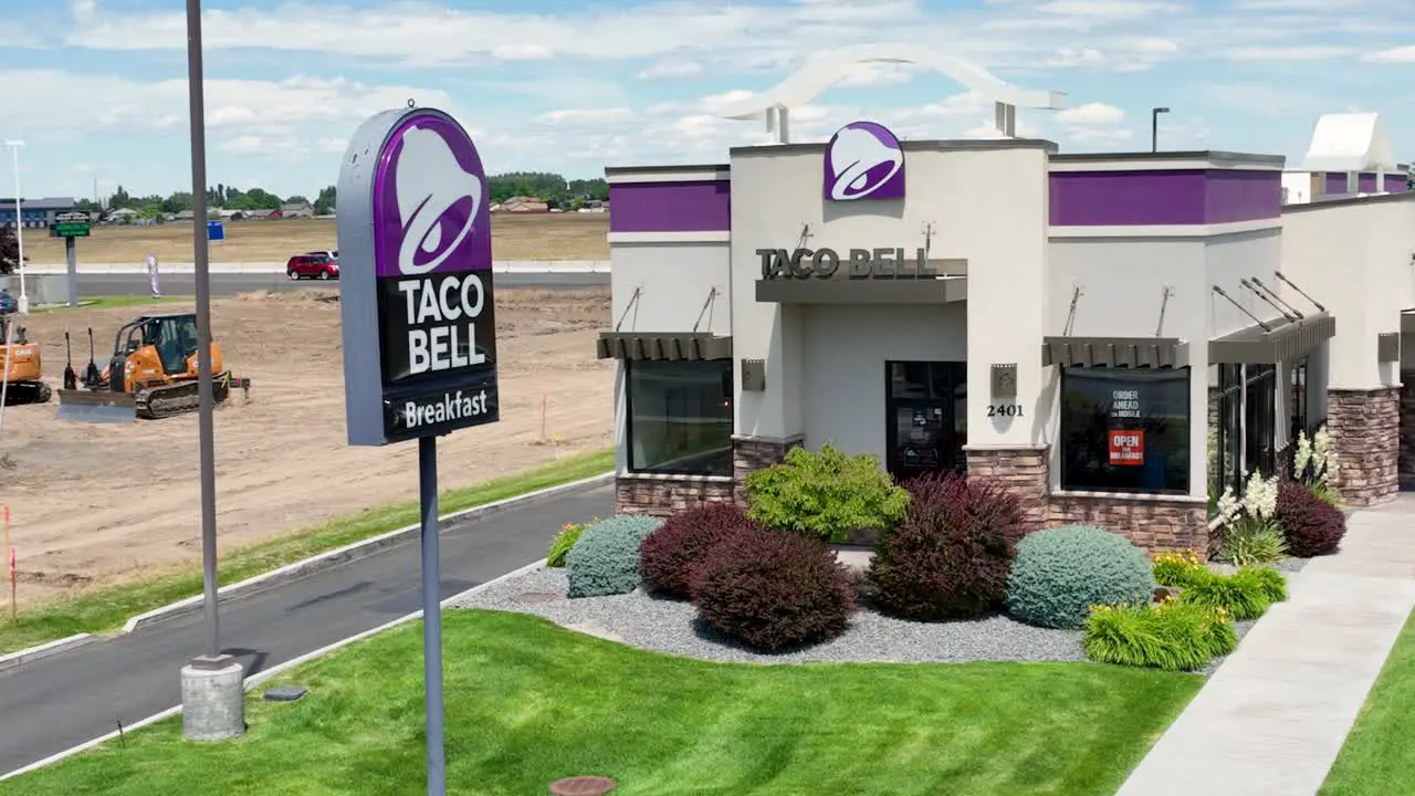 Aerial shot of a Taco Bell in a warm desert climate