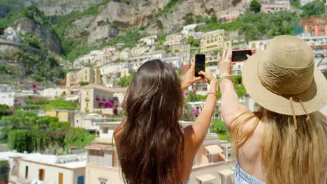 Travel women and photography Italy with phone