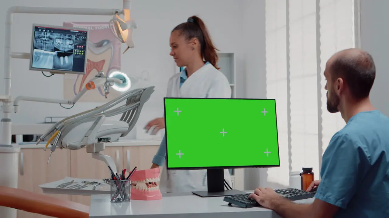 Assistant using horizontal green screen on computer