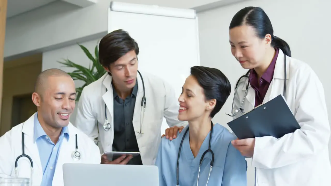 Doctors working together at a desk 4k