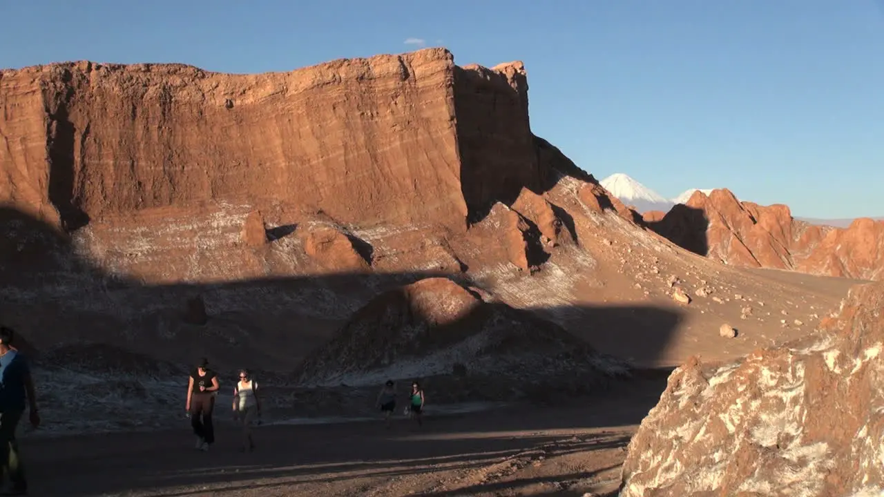 Atacama Valle de la Luna hikers