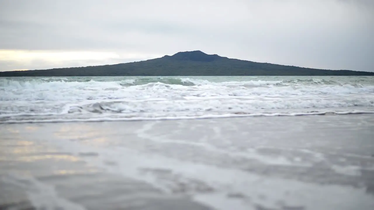 Slowmotion push-in over the crashing waves focusing on