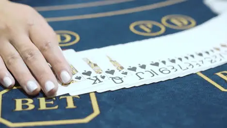 Mujer Croupier Barajando Cartas Antes De Jugar Al Póquer De Cerca Crupier De Casino