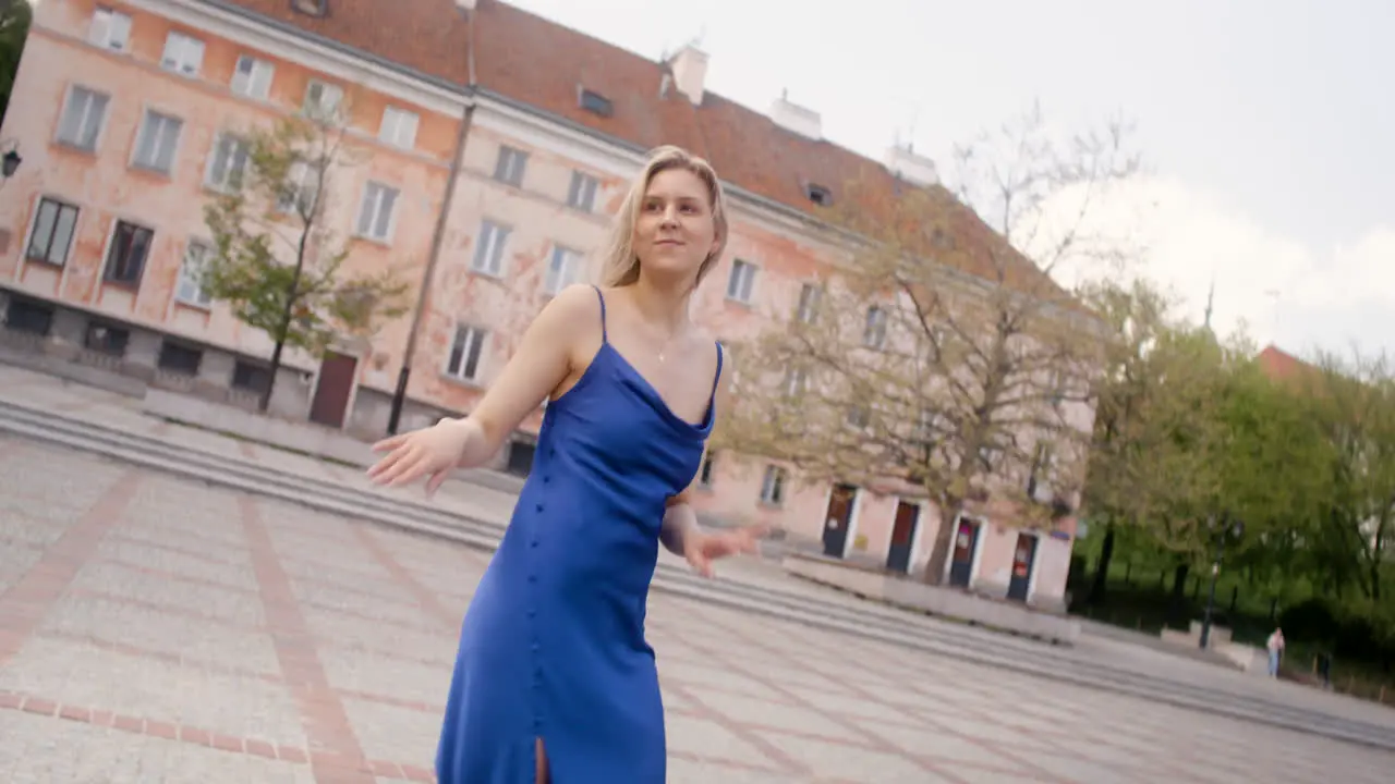 Hermosa Mujer Bailando Sola En Una Plaza Pública 3