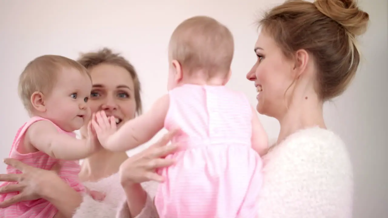 Mutter Mit Baby Im Spiegel Süßes Kind Das Mit Spiegel Spielt