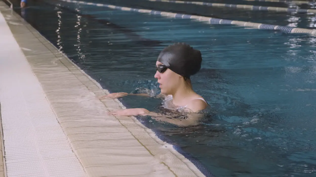 Una Joven Nadadora Sale Atléticamente De La Piscina Después De Una Sesión De Natación