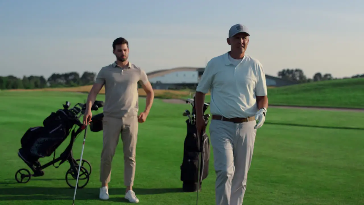 Hijo Padre Juega Al Campo De Golf Afuera Dos Hombres Hablando De Hobby Deportivo En El Campo De Verano