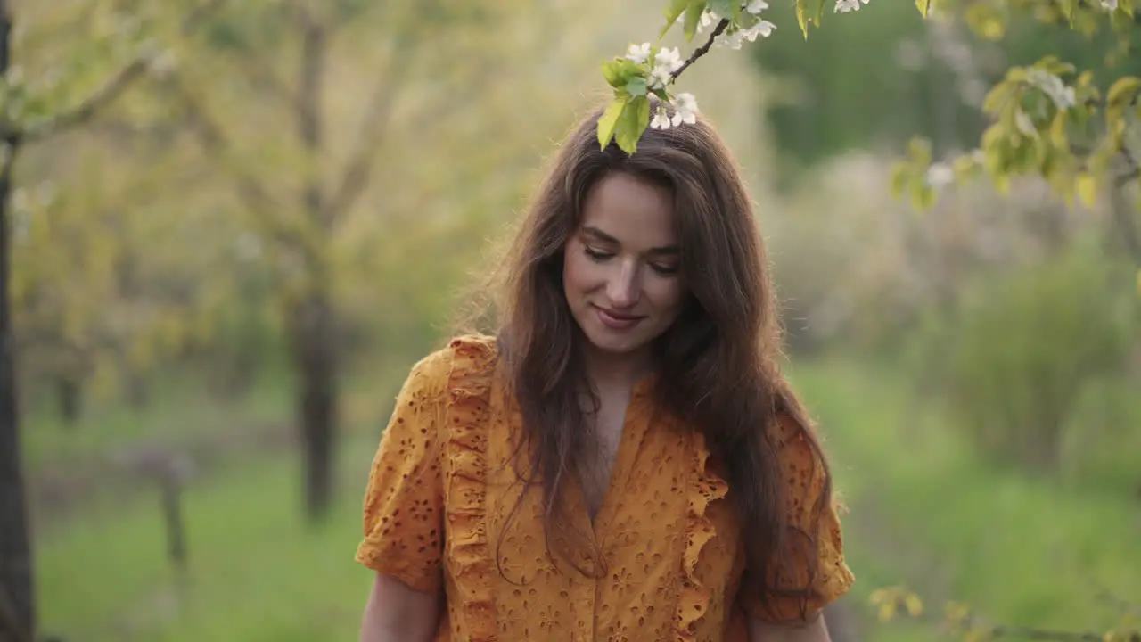 Hermosa Joven Camina Sola En Un Huerto Floreciente En Primavera Encantadora Dama Con Sonrisa