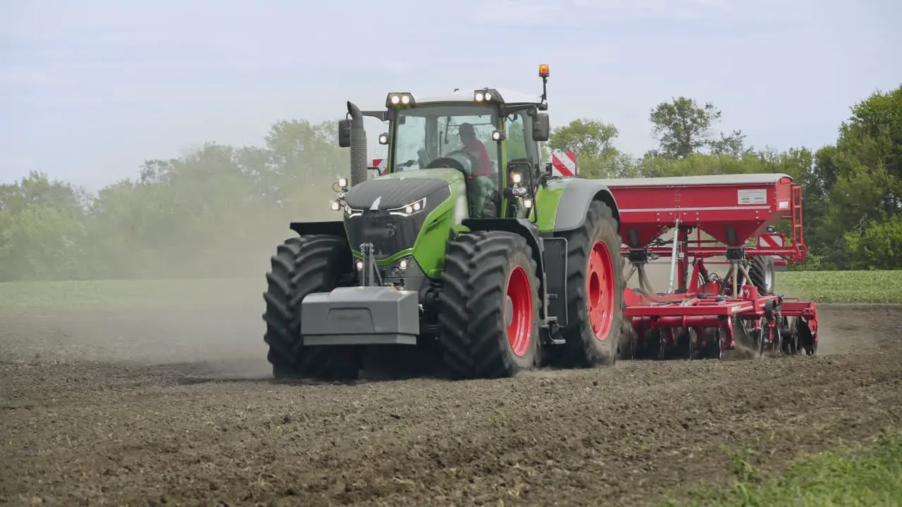 Tractor Y Campo Tractor Agrícola Con Remolque Sembradora Campo Agrícola