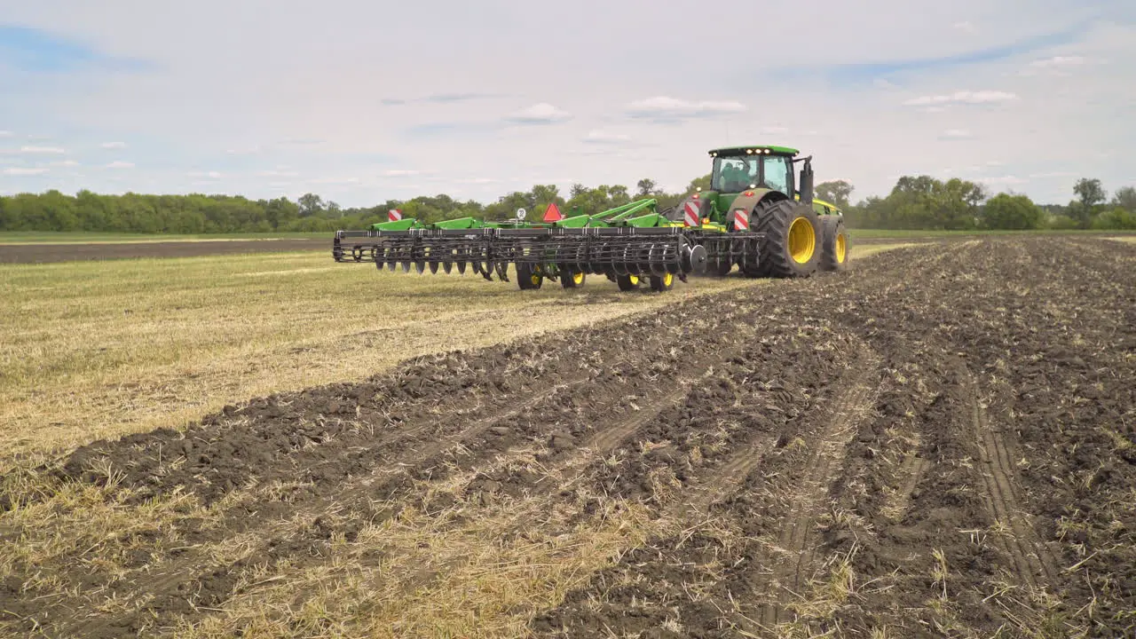 Ackerschlepper Fährt über Ein Landwirtschaftliches Feld Landwirtschaftliche Geräte