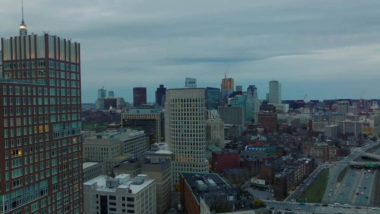 Rückansicht Von Gebäuden In Der Breiteren Innenstadt Luftaufnahme Von Bürohochhäusern Und Stark Befahrener Autobahn In Der Abenddämmerung Boston USA