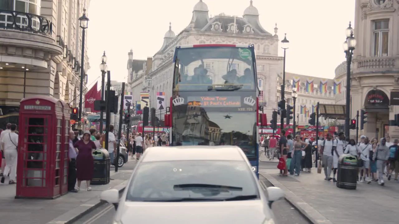 Crowd Of Summer Tourists Walking Around Piccadilly Circus And Statue Of Eros In London England UK 1