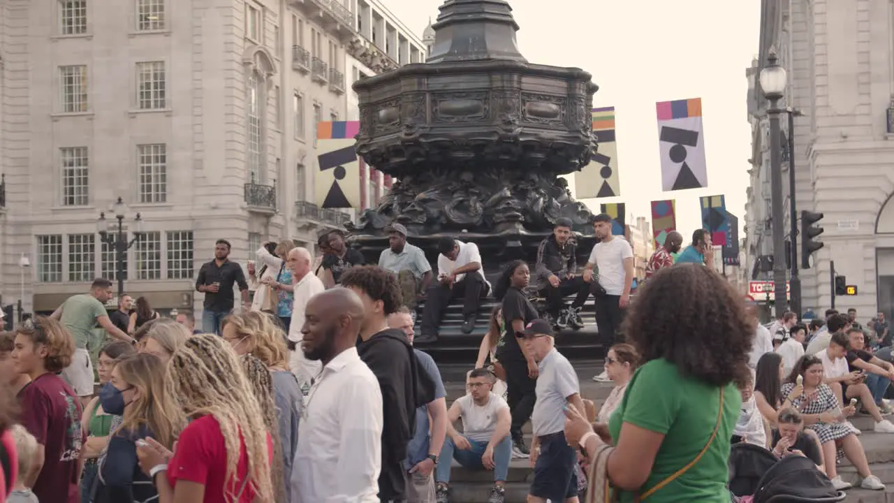 Crowd Of Summer Tourists Around Statue Of Eros In Piccadilly Circus London England UK 1