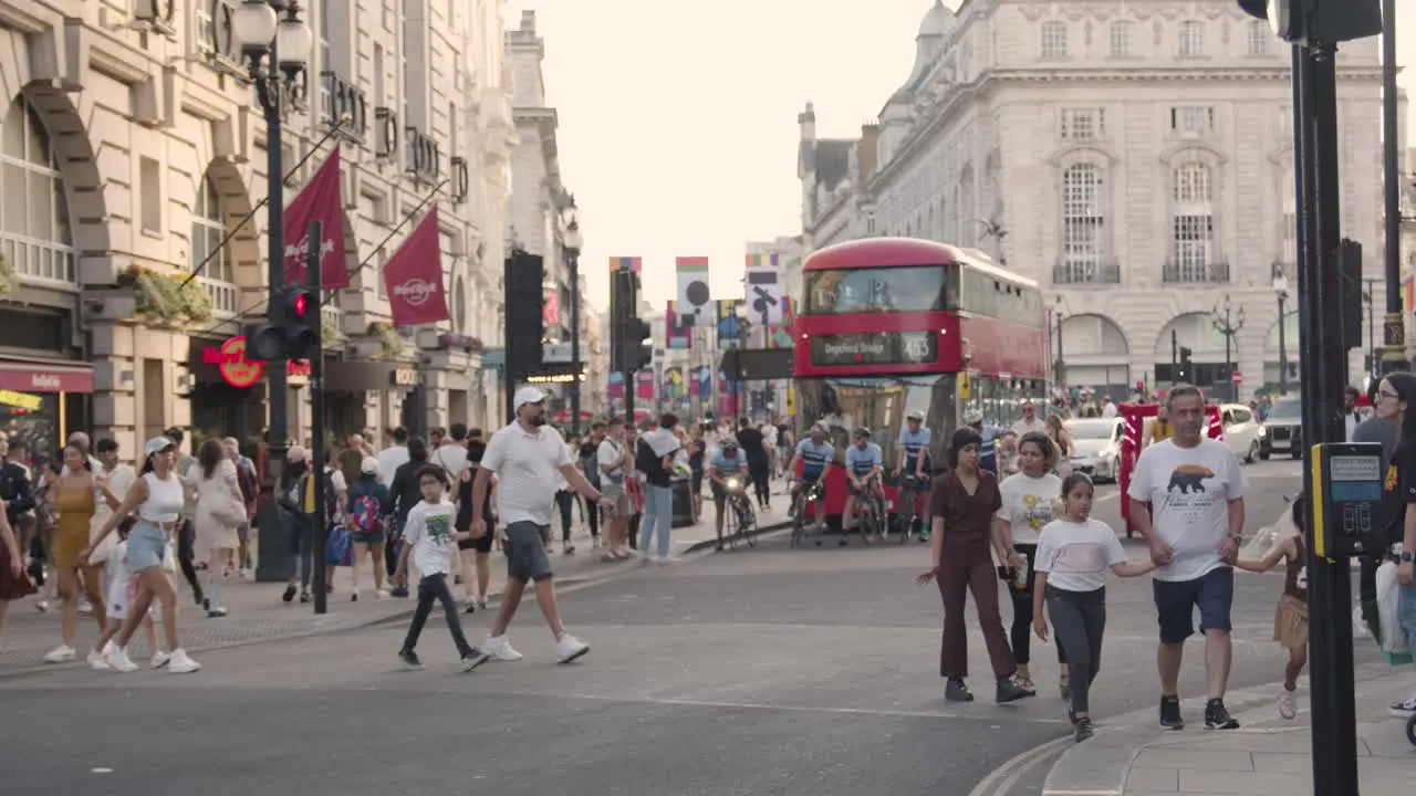 Crowd Of Summer Tourists Walking Around Piccadilly Circus And Statue Of Eros In London England UK 4