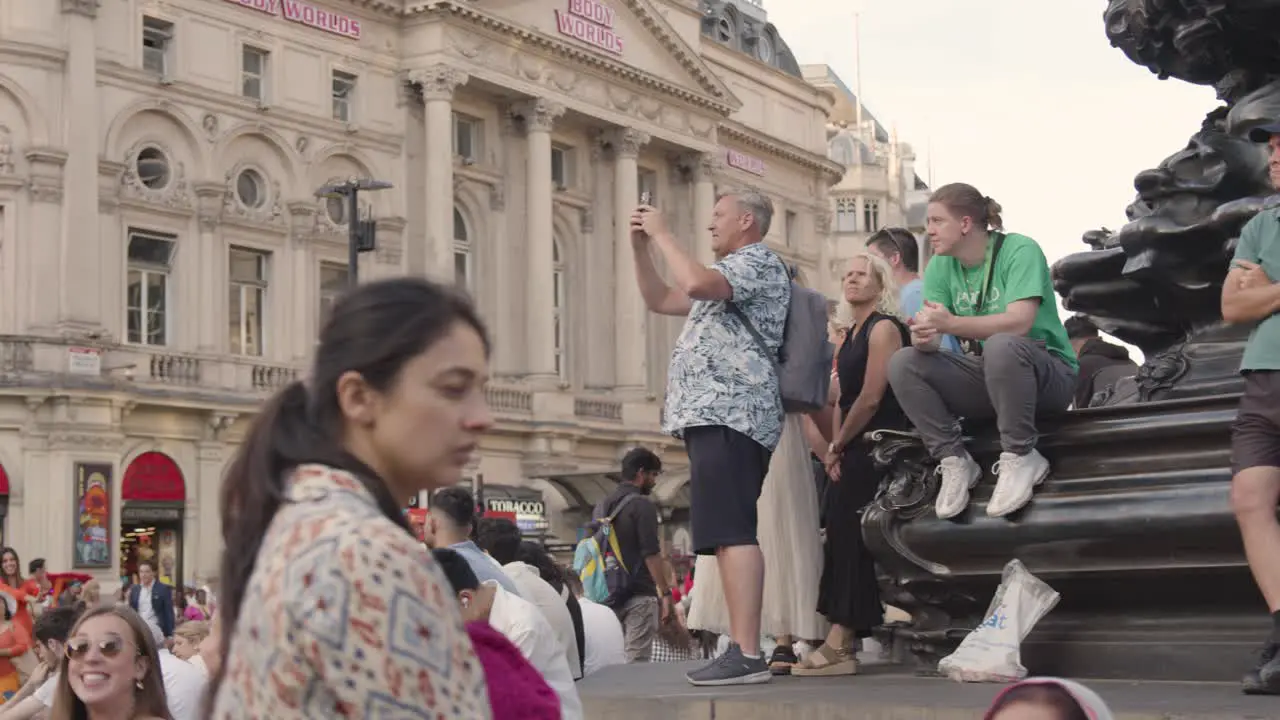 Crowd Of Summer Tourists Around Statue Of Eros In Piccadilly Circus London England UK