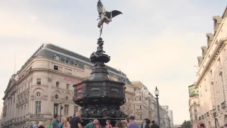 Crowd Of Summer Tourists Around Statue Of Eros In Piccadilly Circus London England UK 2