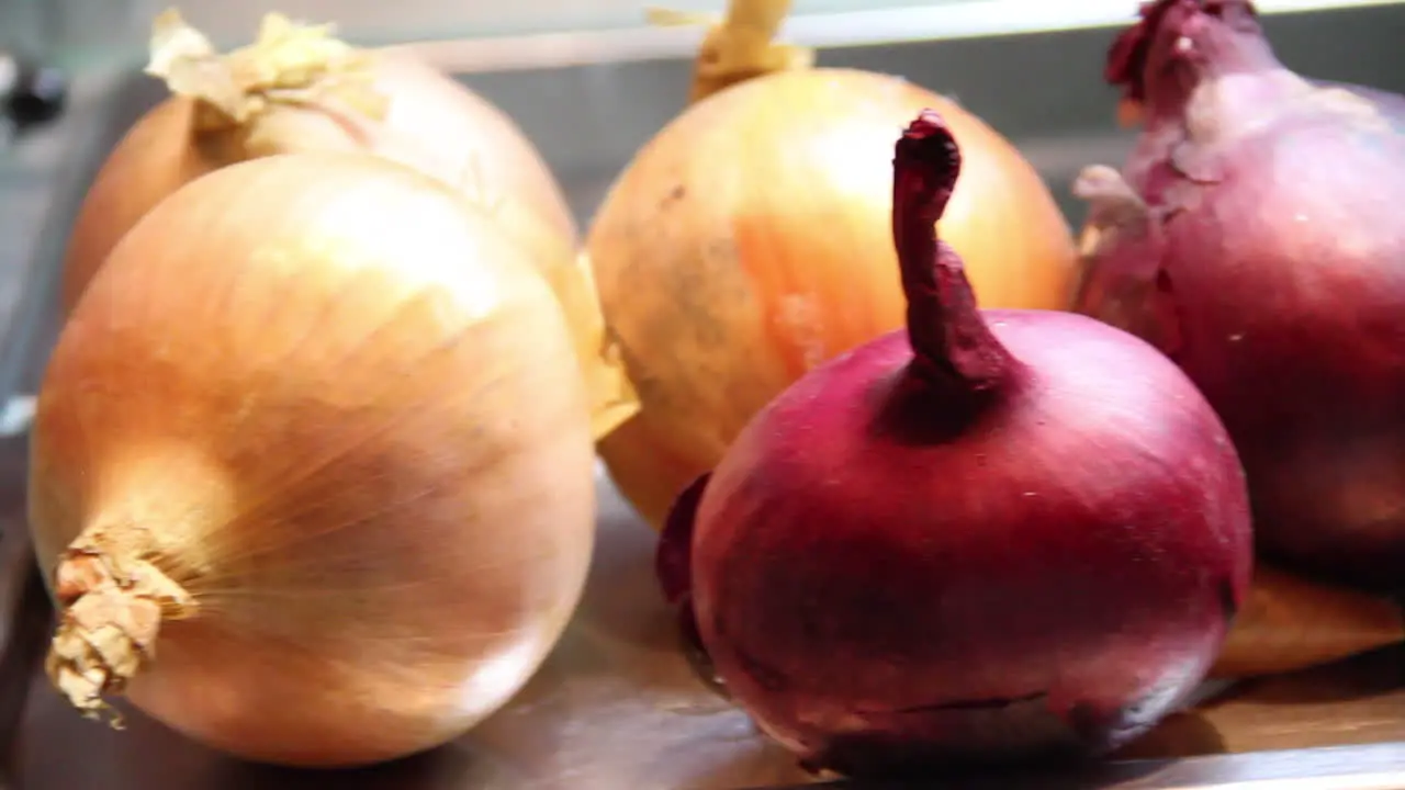 Panning past onions in restaurant display