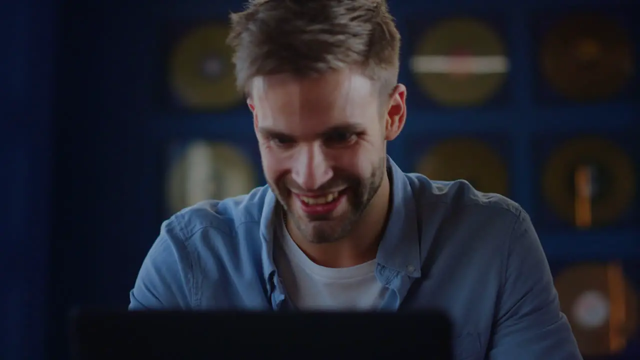 Portrait of excited business man enjoy victory in coworking