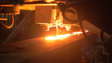 Process pouring molten metal for parts formation at metallurgical plant