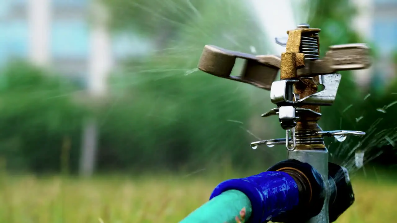 Pulsating Sprinkler tight shot sprinkler moves slowly to the right and fast to the left