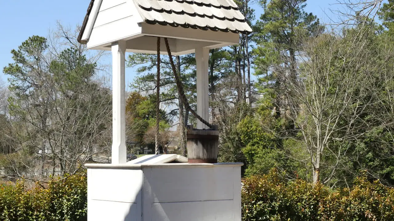 Virginia Colonial Williamsburg Well And Bucket