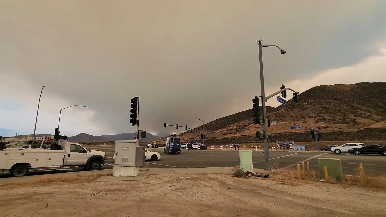 Traffic during a forrest fire and the smoke in the background