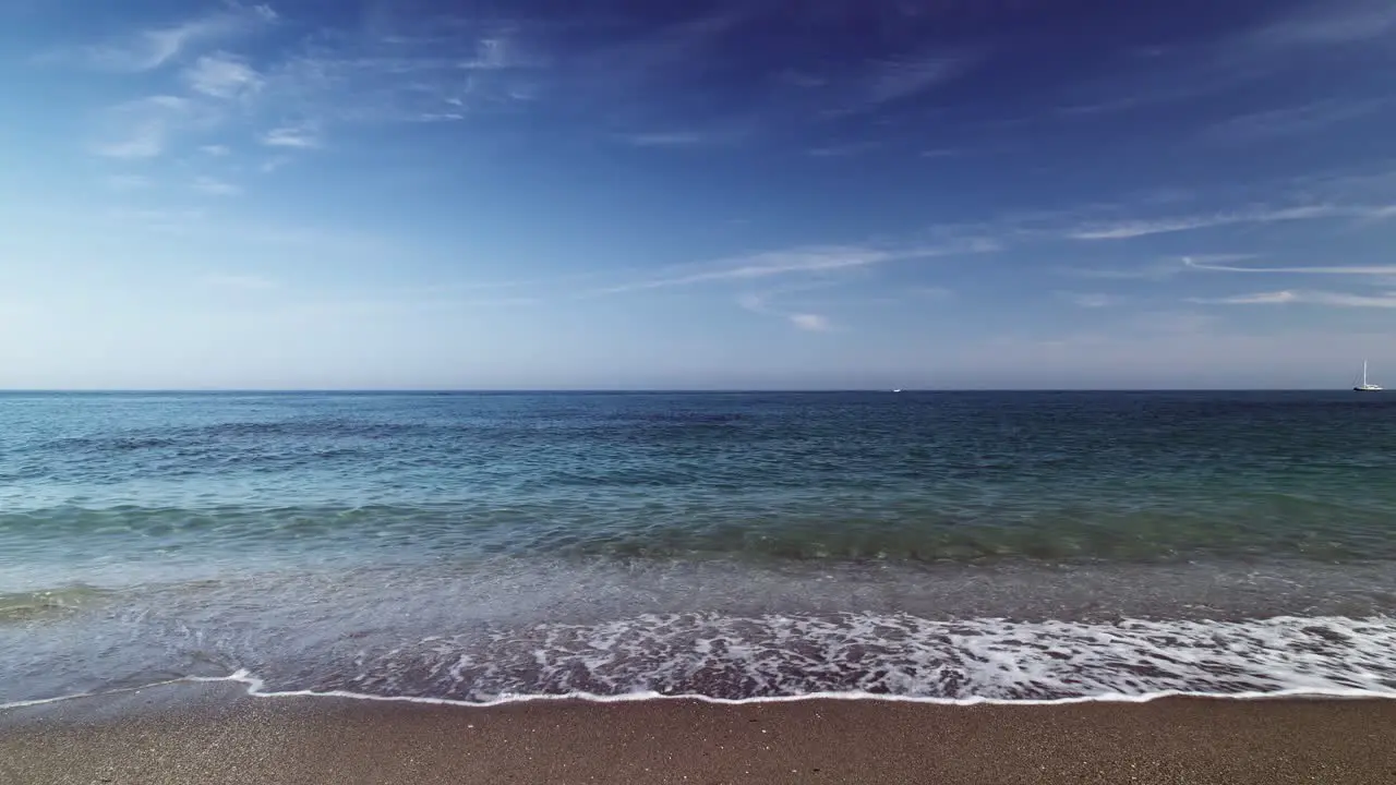 Relaxing ocean waves at the beach