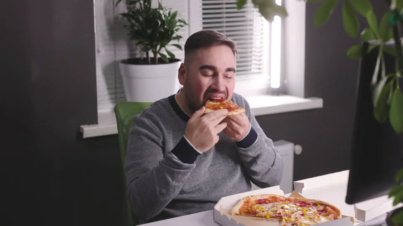 Hombre Hambriento Tomando Un Descanso Y Comiendo Pizza Sabrosa En La Oficina 1