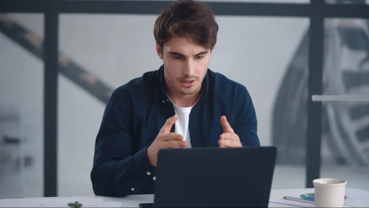 Hombre De Negocios Serio Hablando Por Videoconferencia Hombre Enfocado Explicando El Proyecto