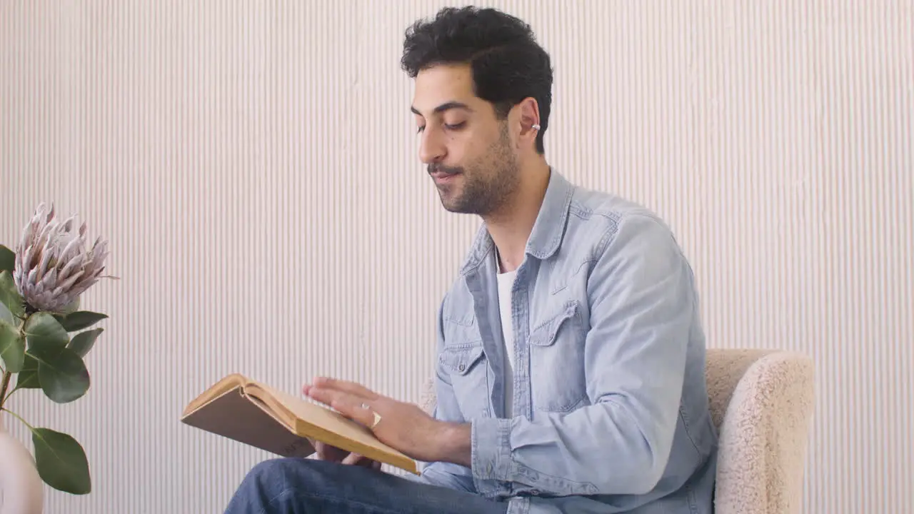 Hombre De Cabello Oscuro Leyendo Un Libro En Casa