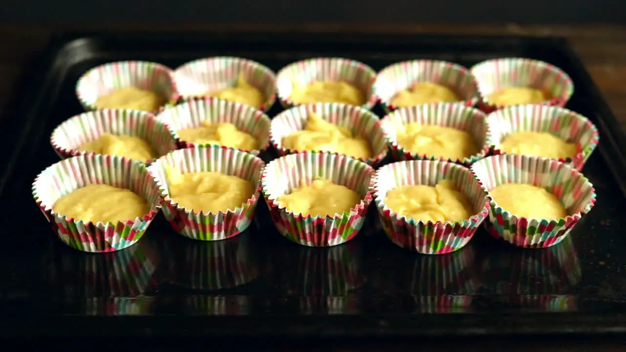 Magdalena De Cocina Chef Haciendo Muffins Hornear Muffins Pastel De Masa Cruda