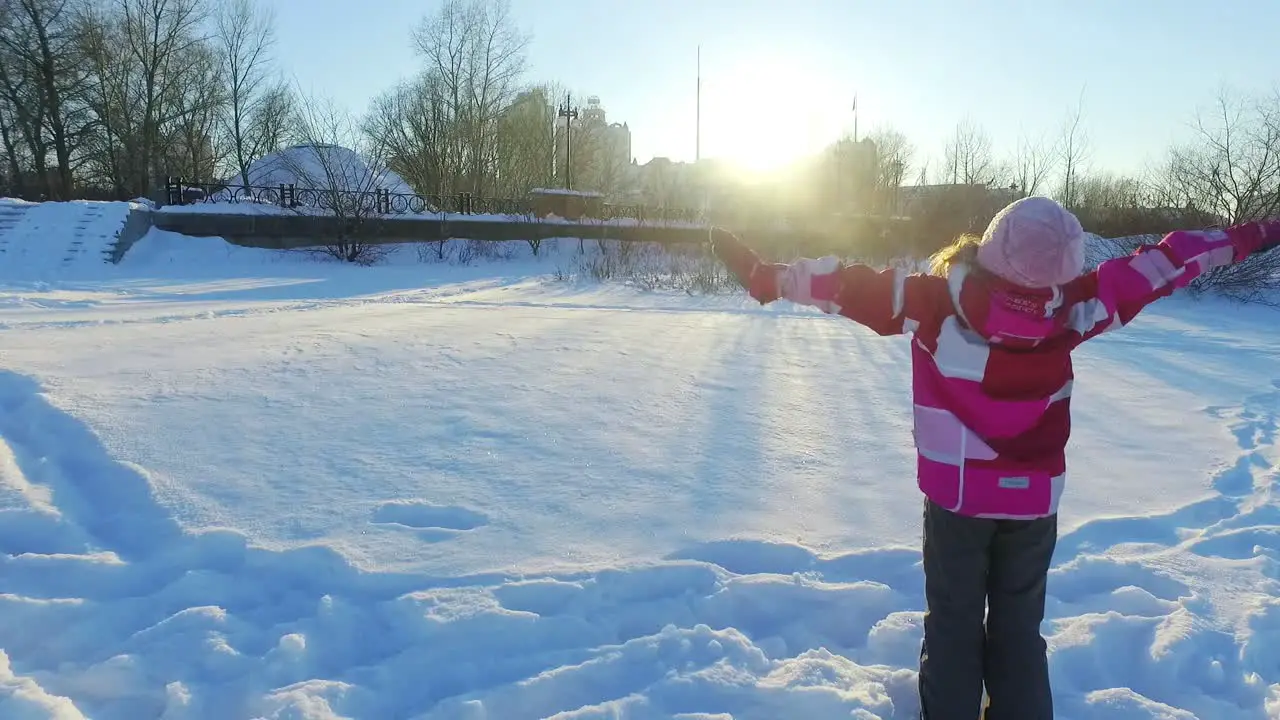 Vista Posterior Niña Descansando Con Su Madre Familia Relajante En El Parque De Invierno