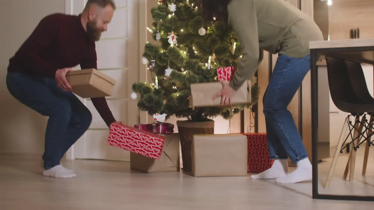 Regalos Envueltos Bajo El árbol De Navidad Decorado Con Elementos Y Luces De Navidad 2