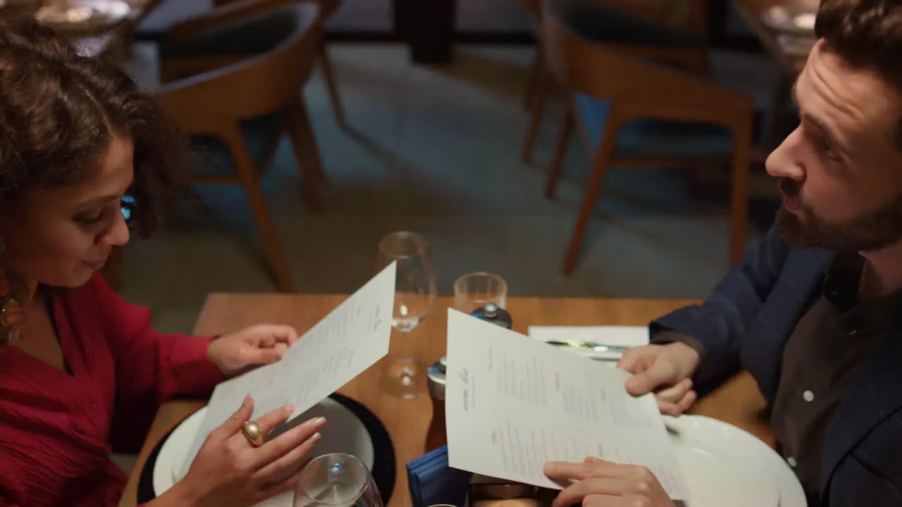 Pareja Multiétnica Buscando Menú En La Cafetería Del Restaurante Loft De Lujo Concepto De Citas