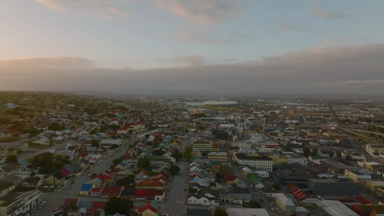 Volar Sobre La Gran Ciudad Al Atardecer Pequeñas Casas Coloridas En Barrio Residencial Y Propiedades Comerciales Puerto Elisabeth Sudáfrica