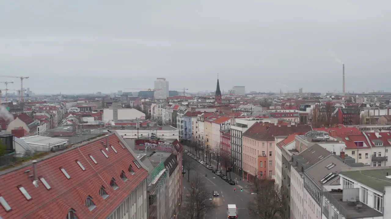 Aéreo Vuelo Lento A Través De La Calle Torstrasse Vacía Del Barrio Central De Berlín Sobre Los Tejados Durante El Coronavirus Covid 19 En Un Día Nublado