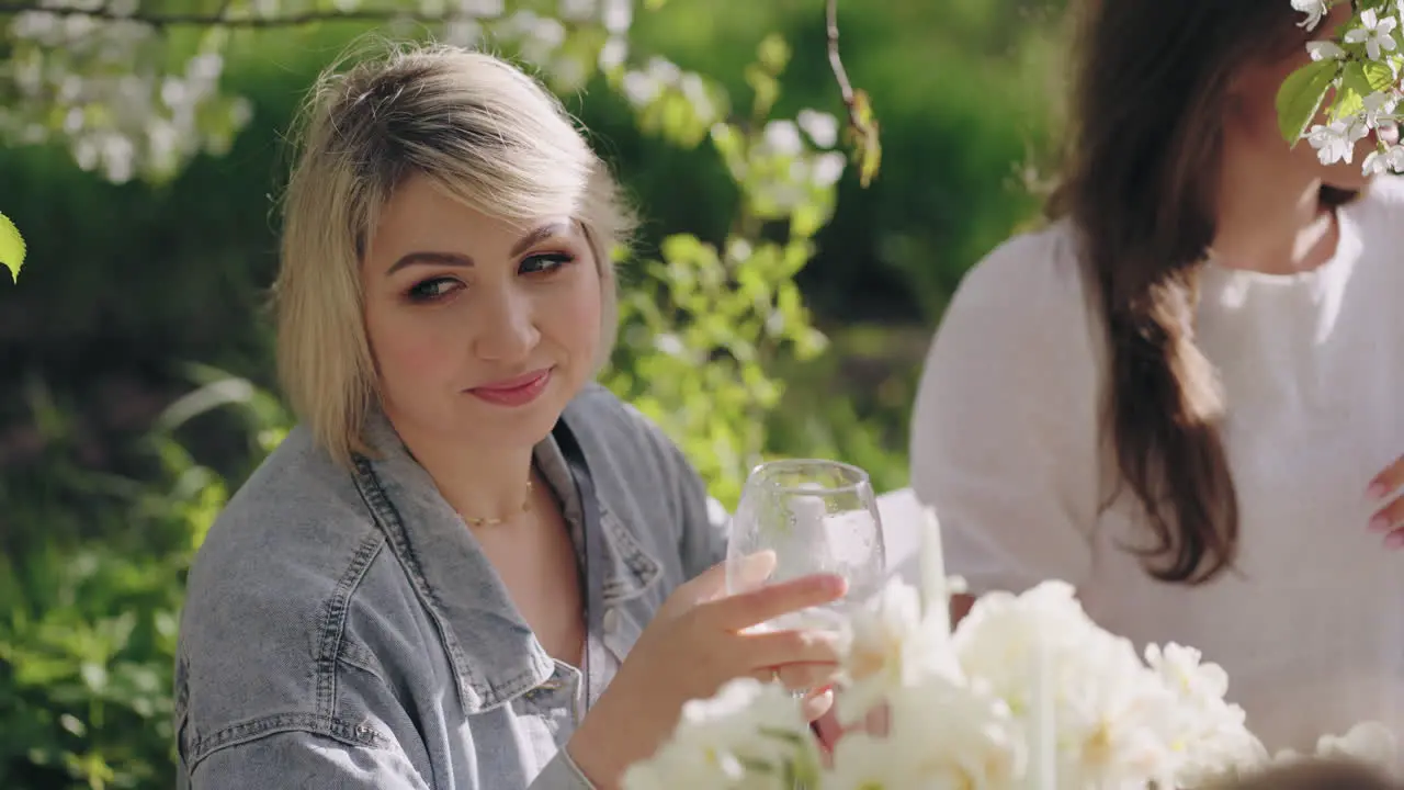 Eine Glückliche Frau Amüsiert Sich Bei Einer Gartenparty Und Genießt Cocktails Und Sonniges Frühlingswetter Im Obstgarten