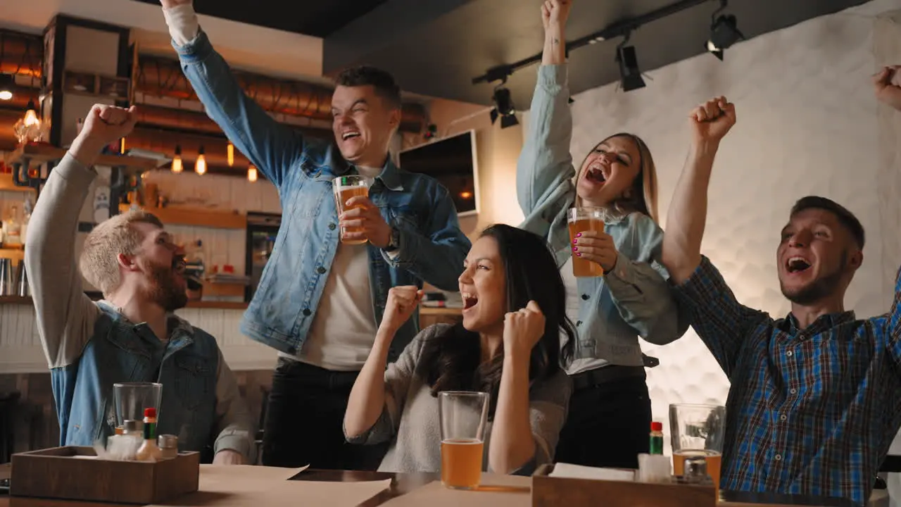 Freunde Schauen Gemeinsam In Einer Bar Fußball Im Fernsehen Und Feiern Den Sieg Ihrer Mannschaft Schreie Vor Freude Und Tanze Emotionen Vom Sieg