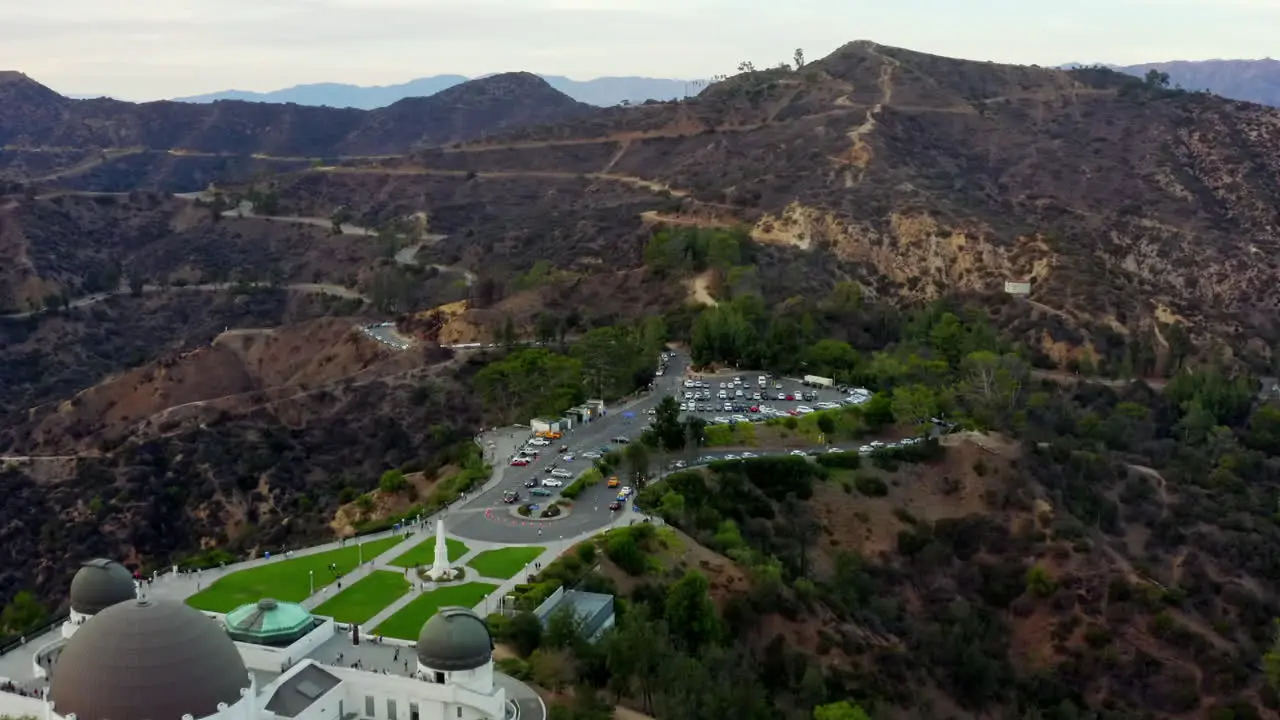 Antena Sobre El Observatorio Griffith Con Hollywood Hills A La Luz Del Día Los Angeles California Nublado